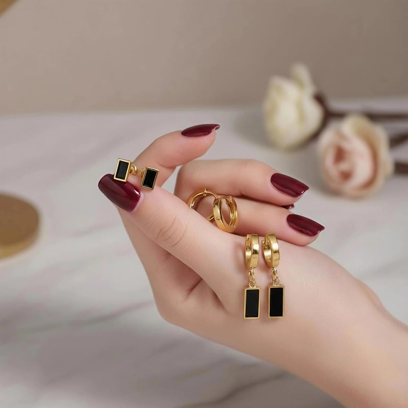 طقم ٣ أزواج حلقان ذهبية ساحرة؛ تجمع بين المربع الثابت، الحلقات السادة، ودلايات مستطيلة سوداء. من الستانلس ستيل المقاوم للصدأ، إطلالة تمنحكِ فخامة. - Image 4